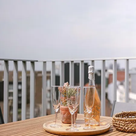 Cozy Seaside With Terrace 아파트